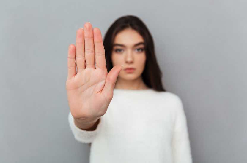 Mujer con la mano al frento alto